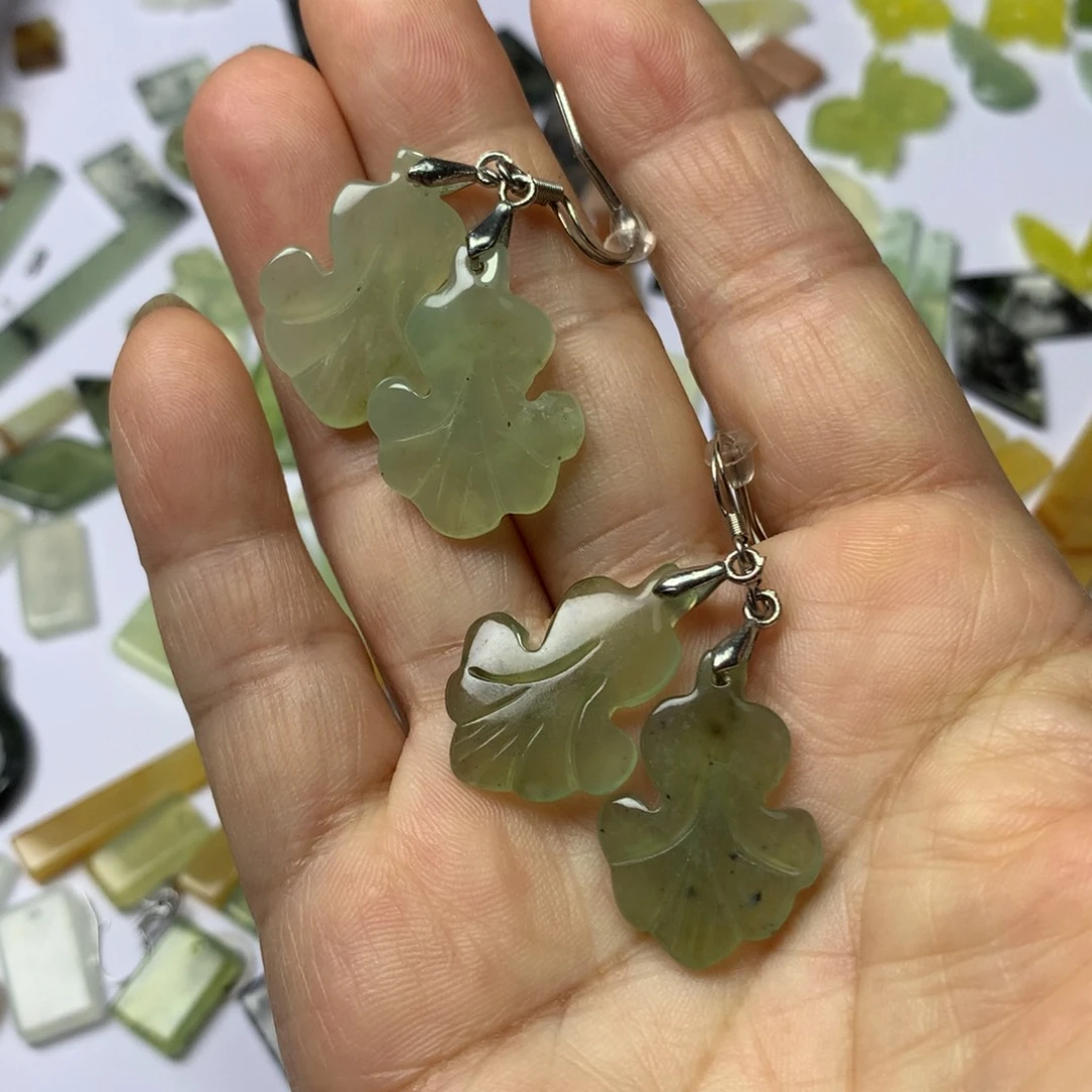 小***淅未镶嵌蛇纹石玉耳环