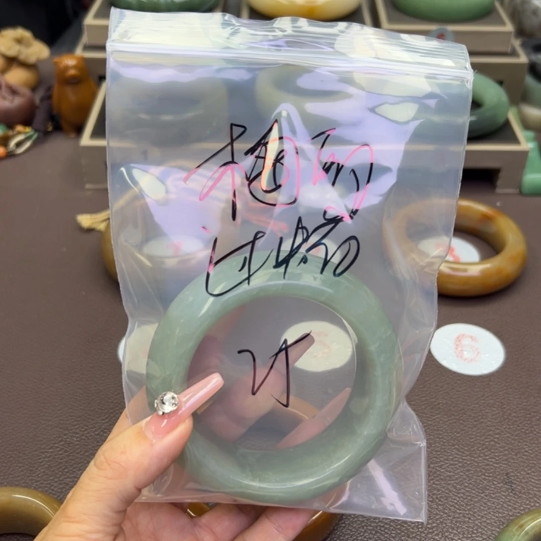 未镶嵌手镯石英岩玉梅**莎