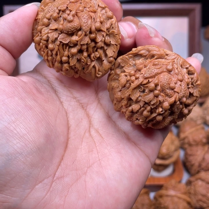 ****四座楼核桃雕刻的葫芦