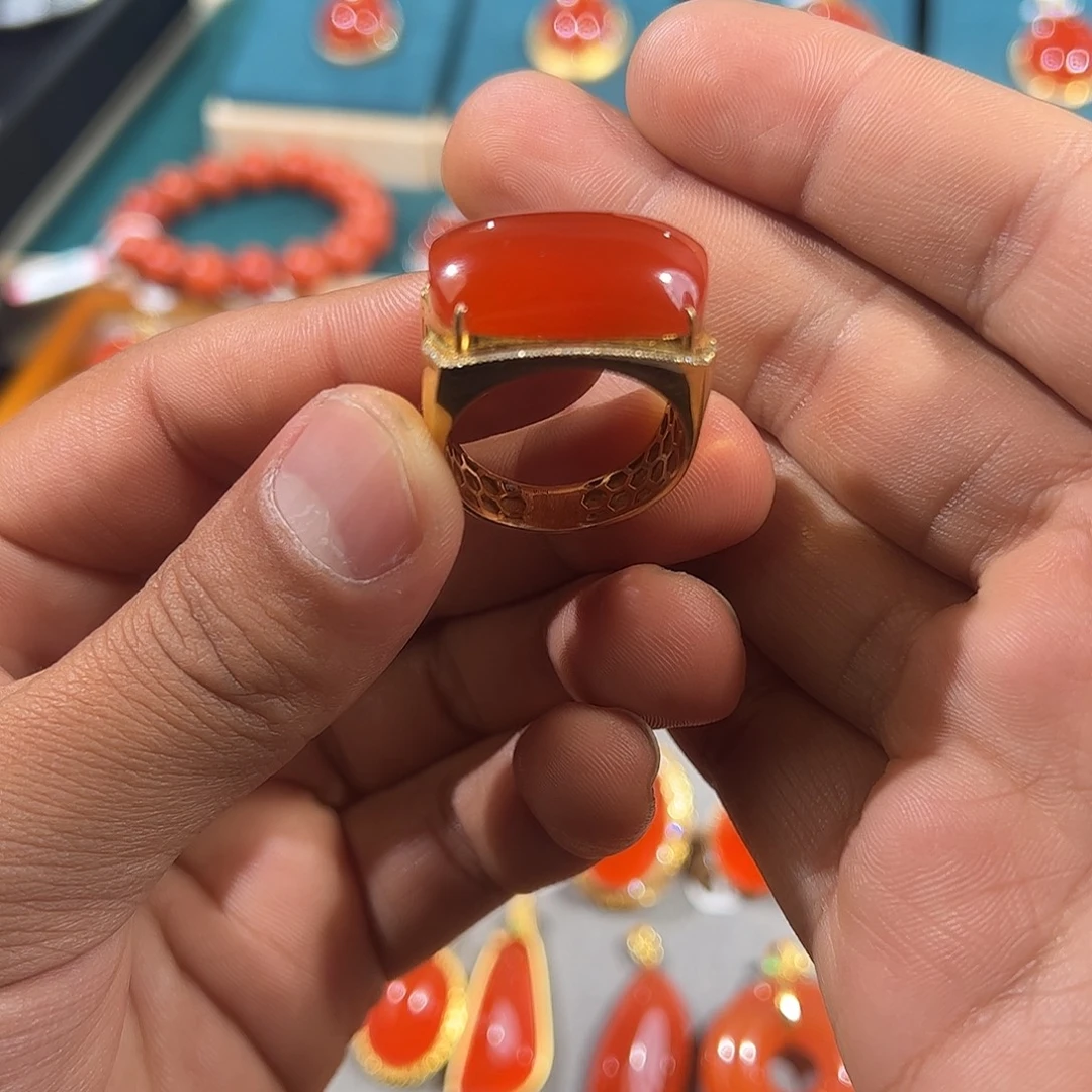 南红玛瑙18K金镶嵌戒指