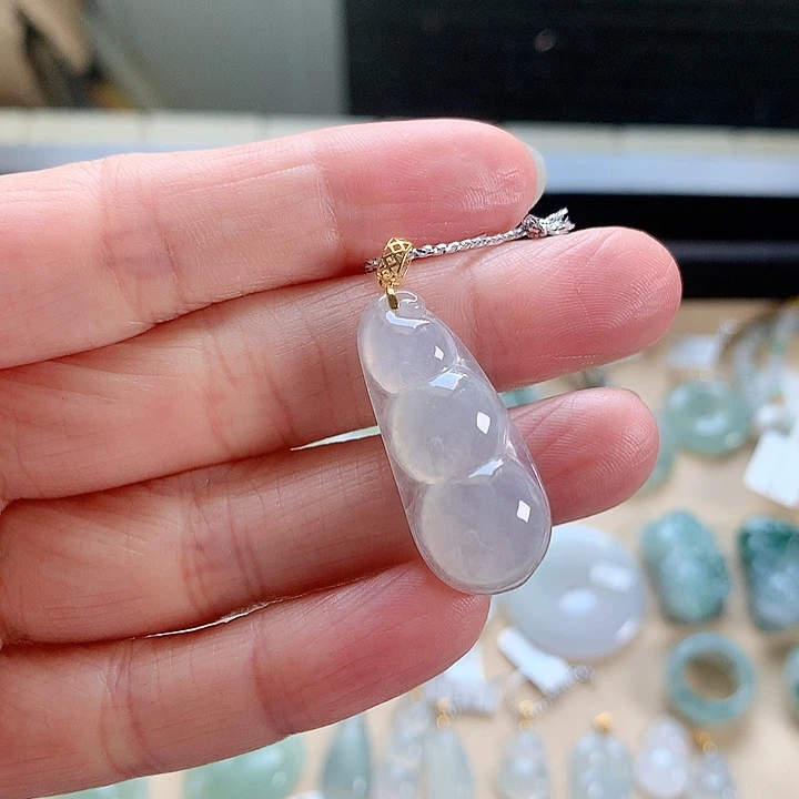 颈饰18K金镶嵌翡翠豆