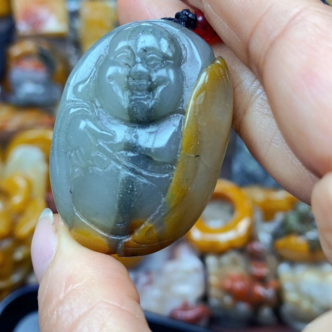 未镶嵌石英质玉（黄龙玉）颈饰