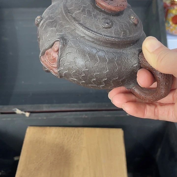 茶壶紫泥原矿泥料手工制作的一把。