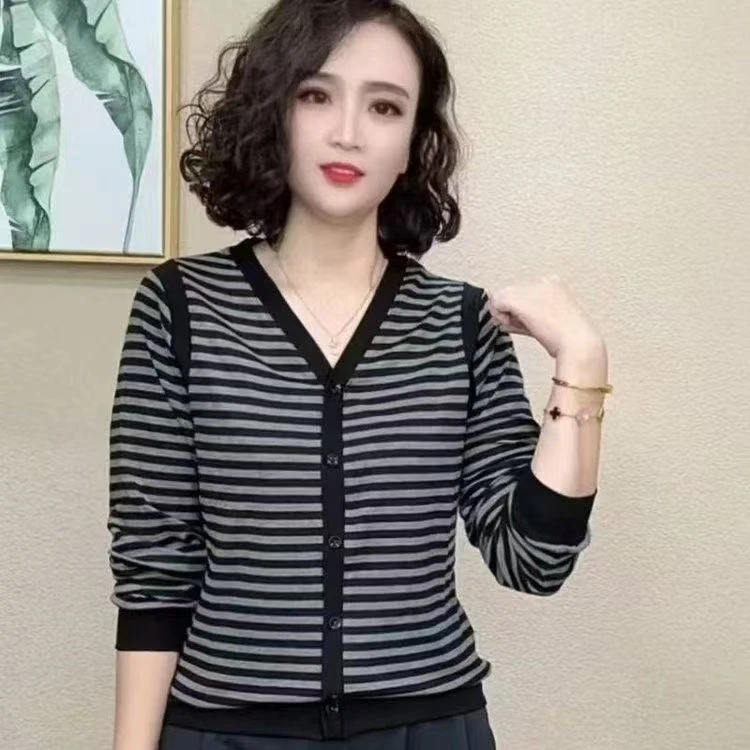 2025春秋长袖T恤女V领休闲条纹百搭打底衫显瘦洋气妈妈大码上衣
