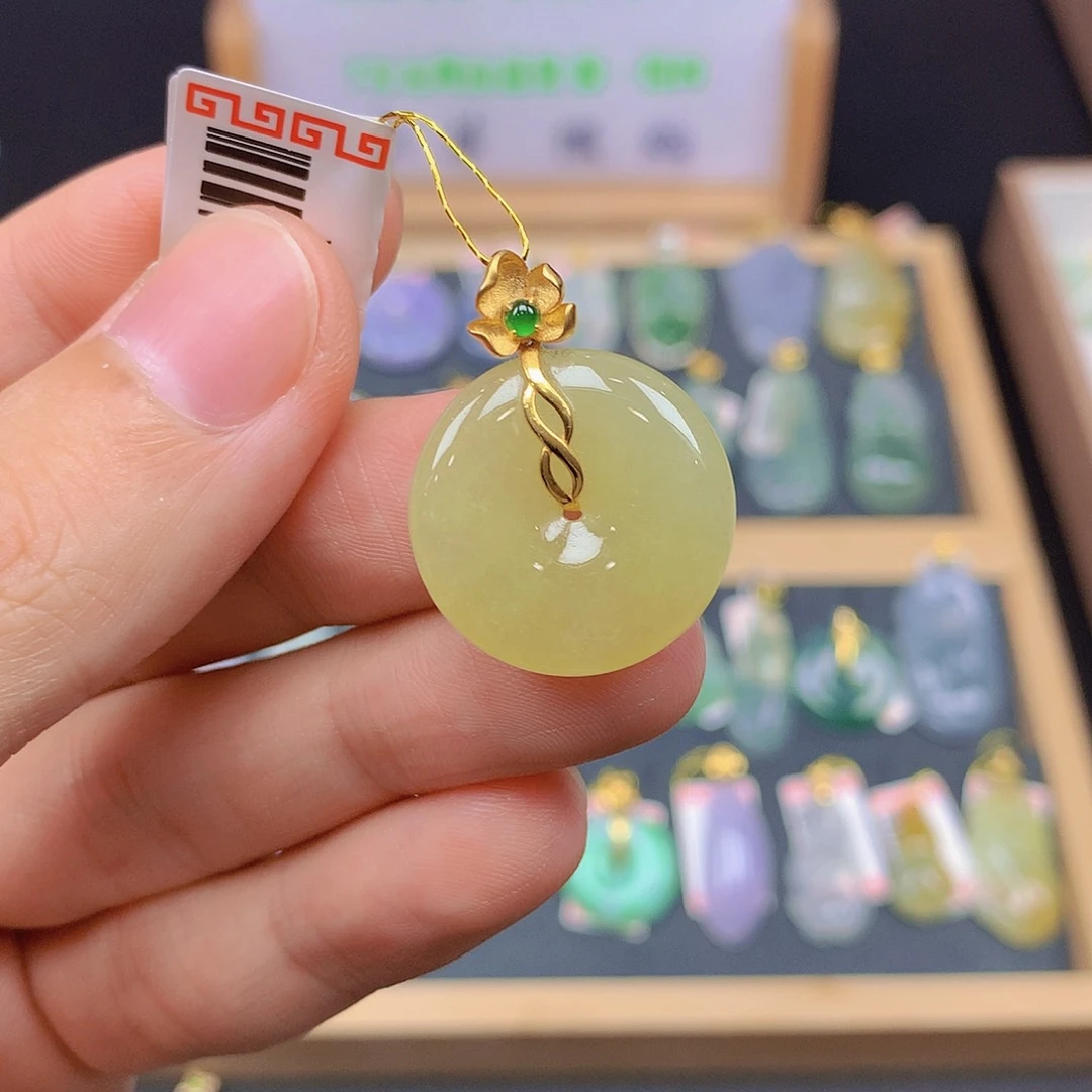 翡翠18K金镶嵌颈饰翡翠