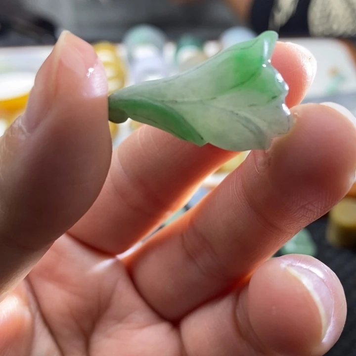 定制翡翠未镶嵌带绿玉兰花