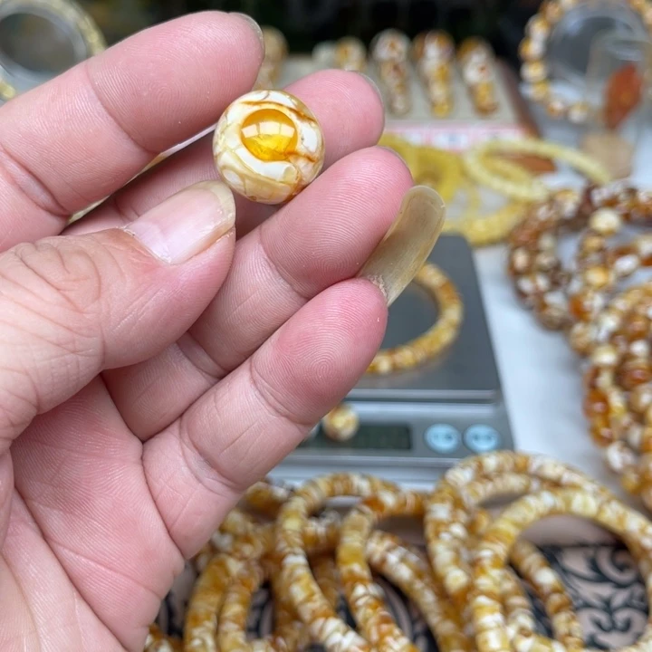 顺***尕琥珀未镶嵌裸石30号