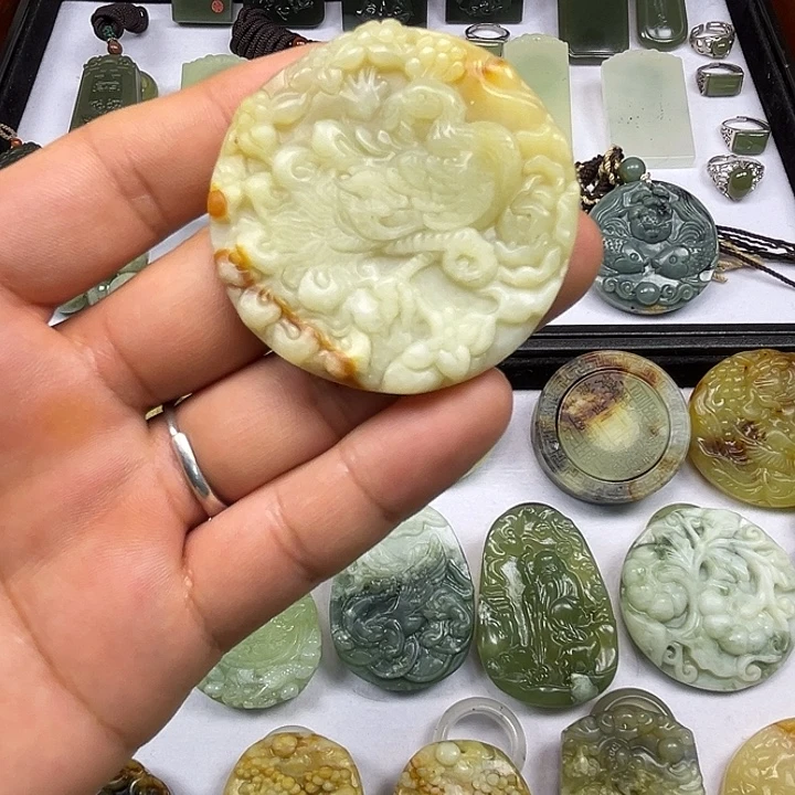 岫玉未镶嵌吊坠(赠链)