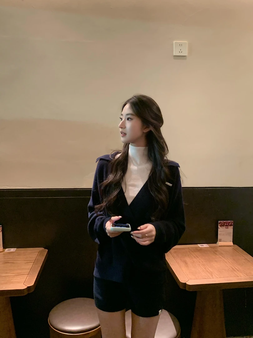 秋冬新款网红洋气炸街女装修身韩版修身高领内搭v领针织衫短裤