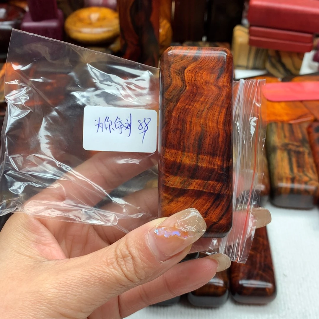 交趾黄檀（大红酸枝）为**刘