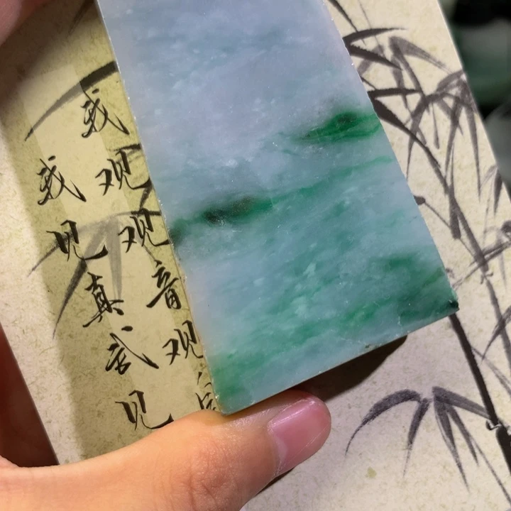 翡翠裸石翡翠吊坠