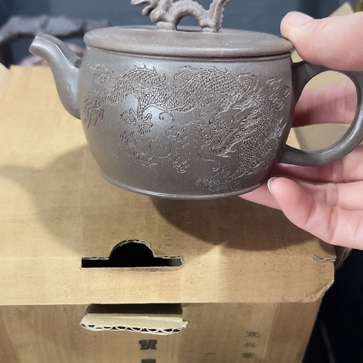 茶壶紫泥原矿泥料手工制作的一把紫砂壶。