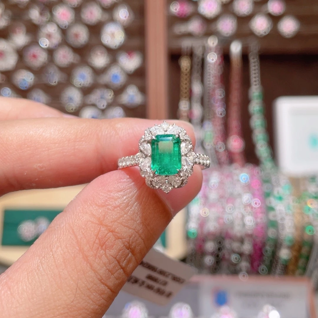18K金镶嵌祖母绿戒指1.43ct