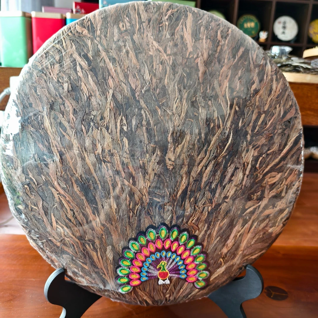 2018年孔雀开屏橡筋古树茶饼 大师工艺手工理条 普洱茶生茶紧压茶