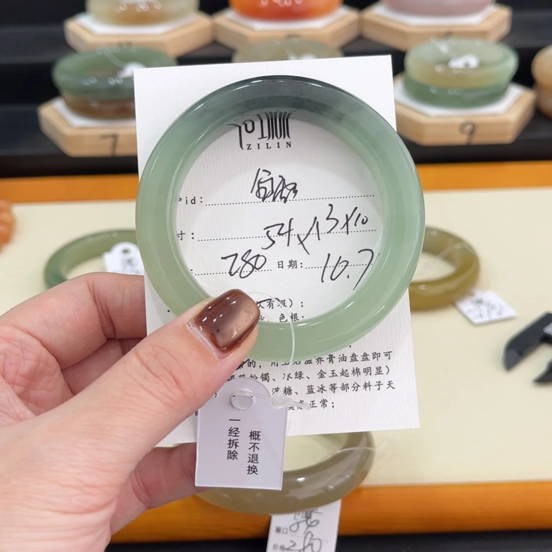 未镶嵌手镯石英质玉鱼*