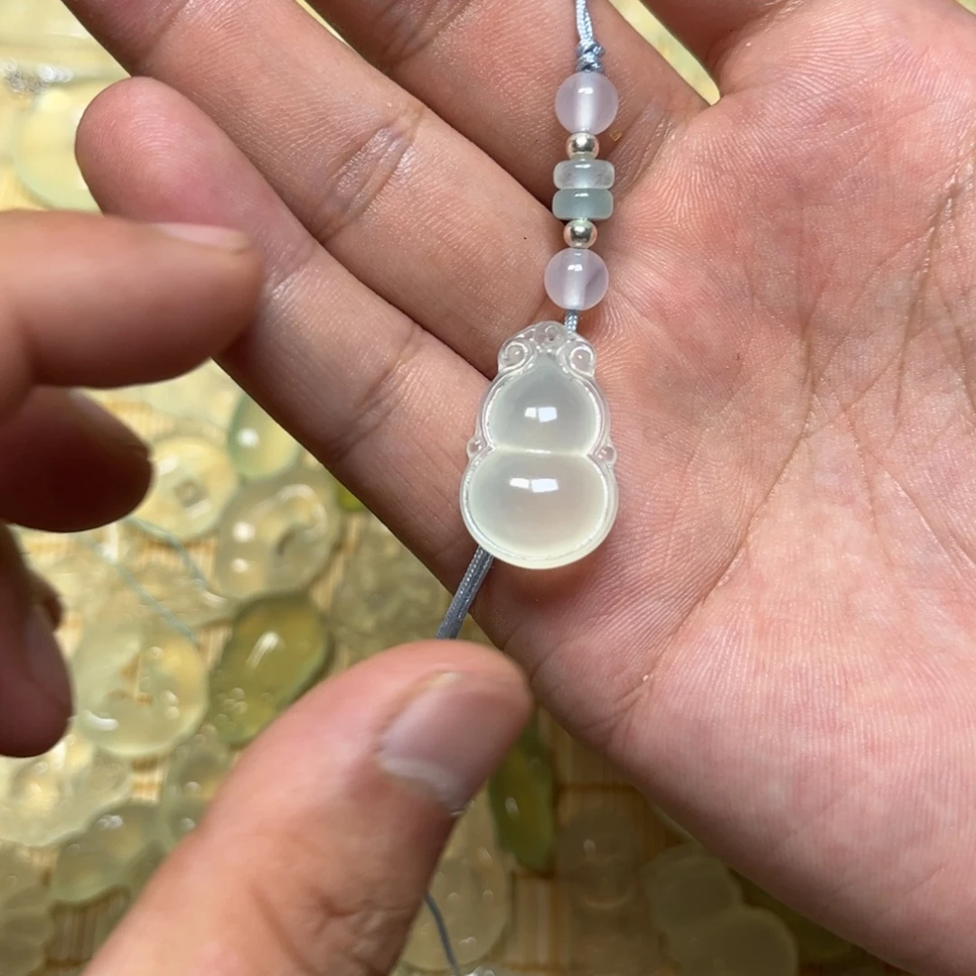 延***馨岫玉未镶嵌颈饰吊坠