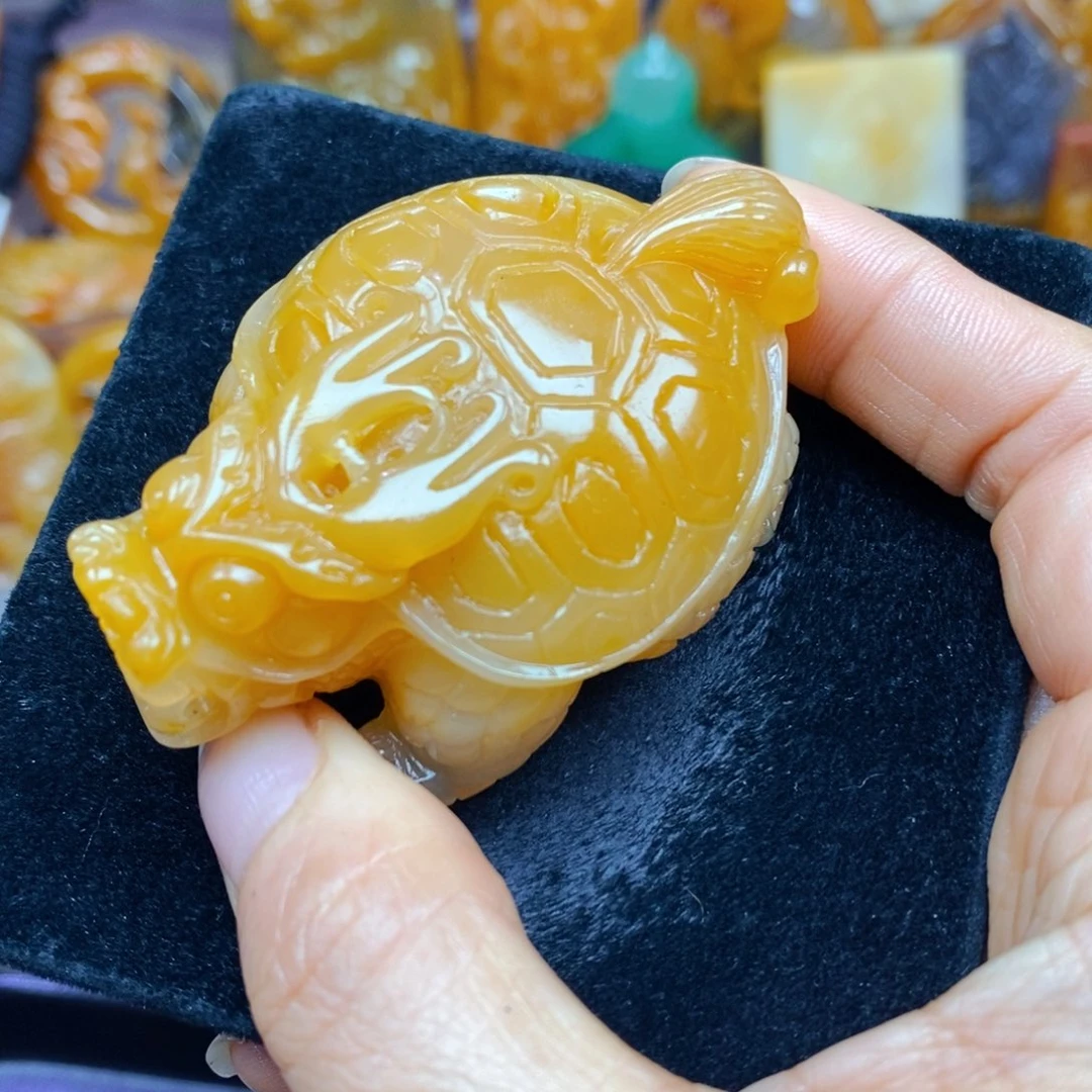 未镶嵌石英质玉（黄龙玉）颈饰