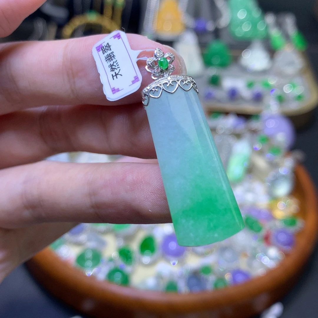 颈饰18K金镶嵌翡翠