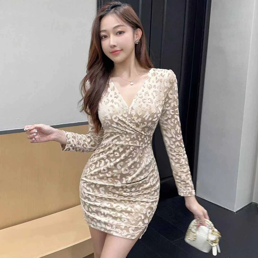 法式名媛V领丝绒长袖连衣裙女秋冬季性感修身内搭显瘦洋气包臀裙