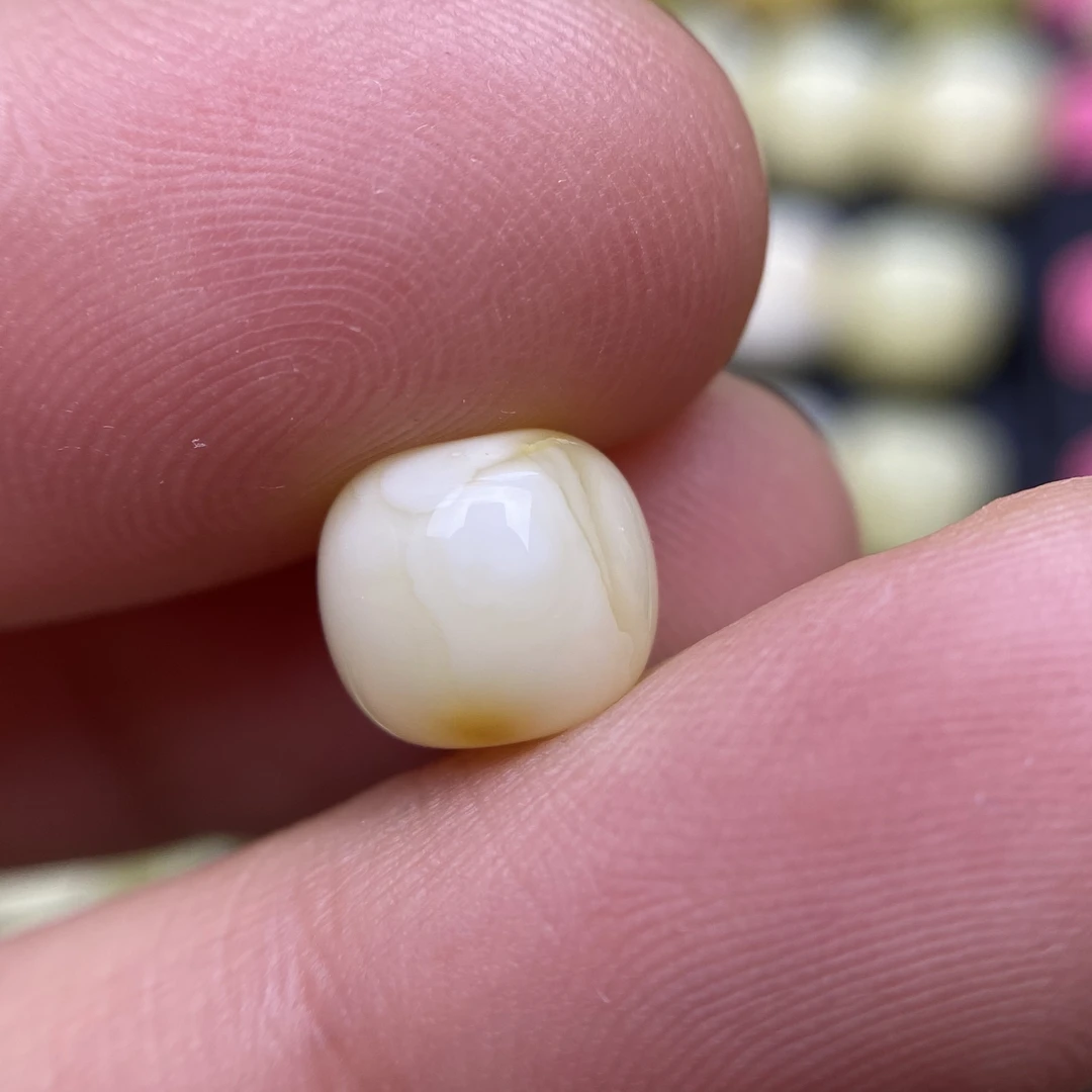 蜜蜡白花老型配饰8.6×7.7mm，天然无优化杂裂，仅一颗