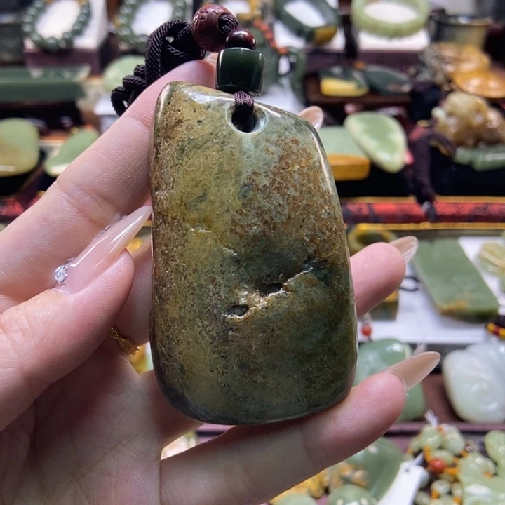 未镶嵌岫岩老玉（透闪石质玉）把件