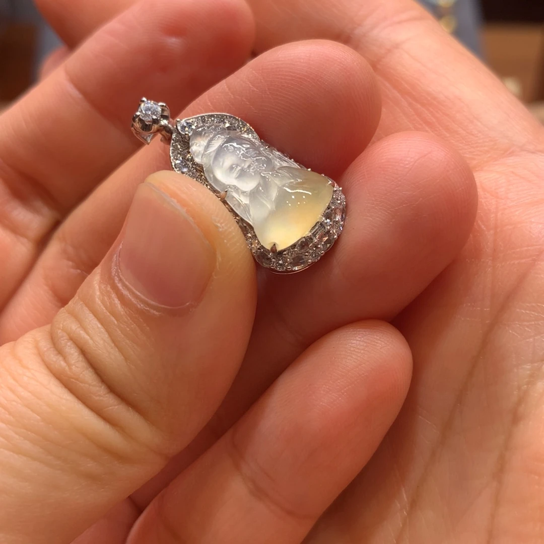 翡翠18K金镶嵌颈饰吊坠