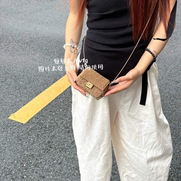 99新 FENDI/芬迪 羊羔毛mini耳机包单肩包
