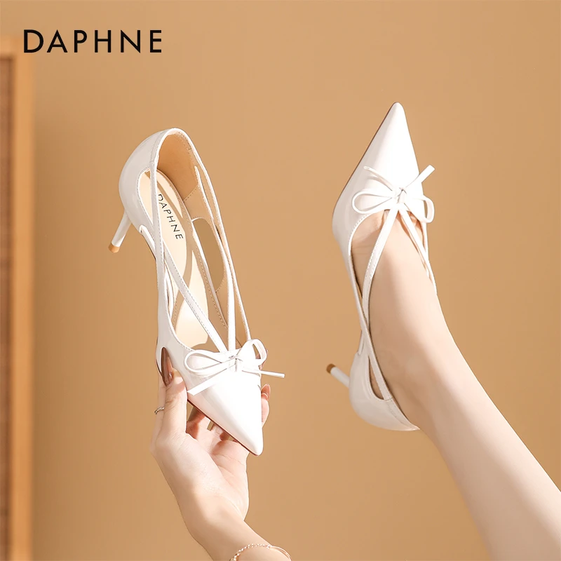 达芙妮2025新款气质蝴蝶结包头凉鞋女细跟高跟鞋法式缕空尖头单鞋