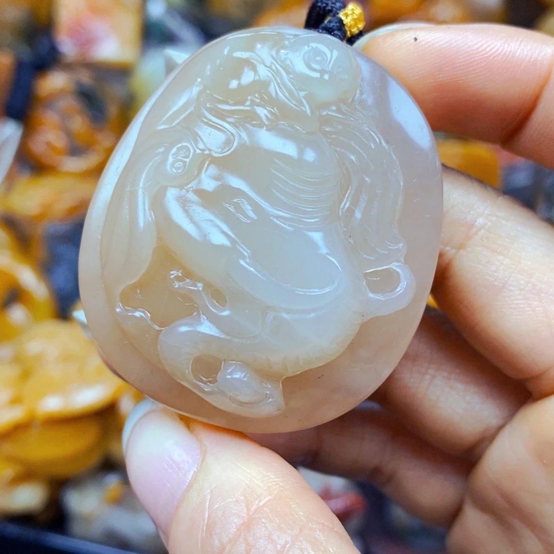 未镶嵌石英质玉（黄龙玉）颈饰