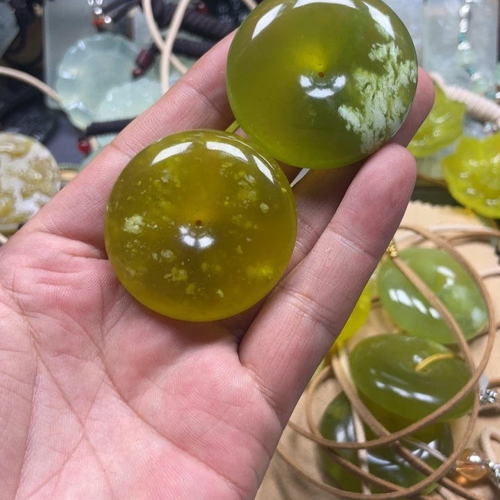 ****官蛇纹石玉未镶嵌颈饰