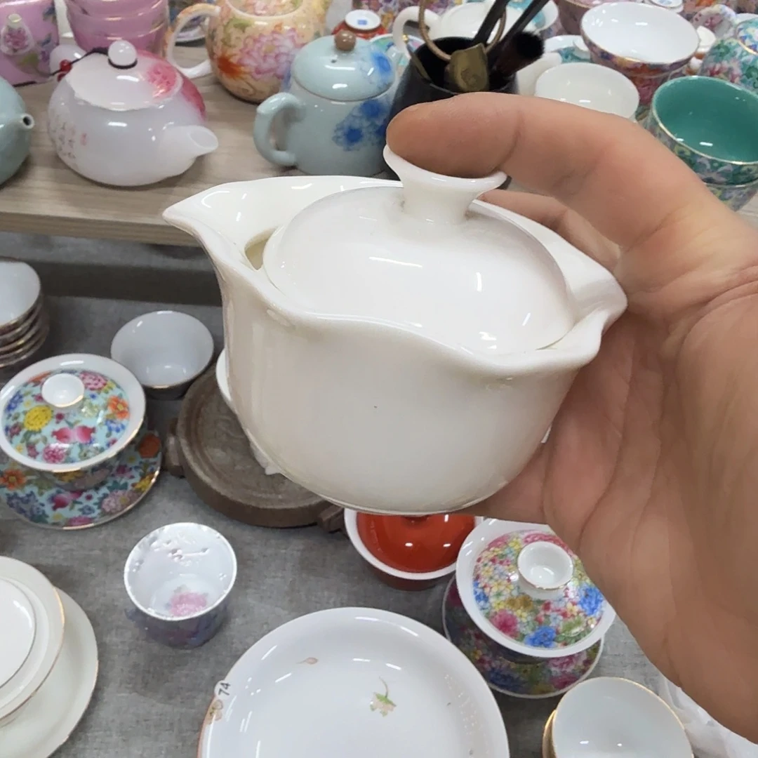 微瑕手抓白壶一个陶瓷