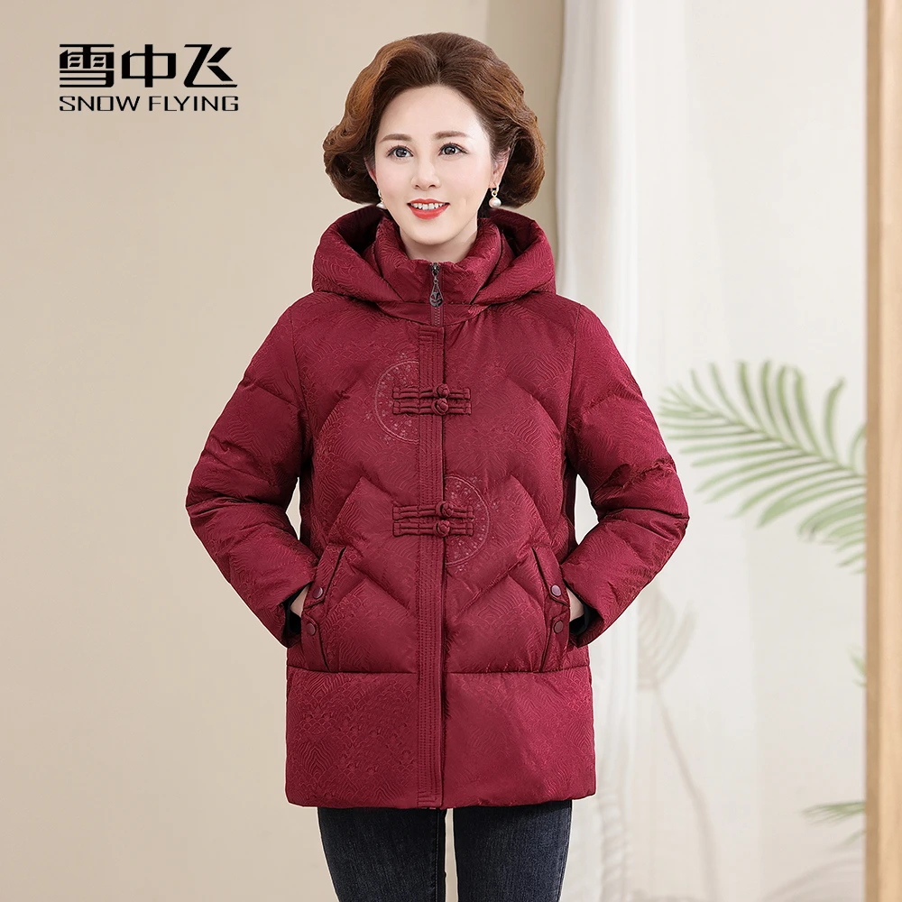雪中飞妈妈羽绒服冬季2025新款拆卸帽加厚保暖中老年人奶奶外套女
