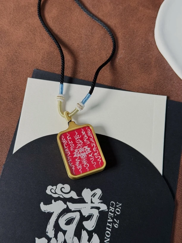 钛钢吊坠 纯手绘精致五条经文唐卡金色挂坠吊坠红色饰品项链