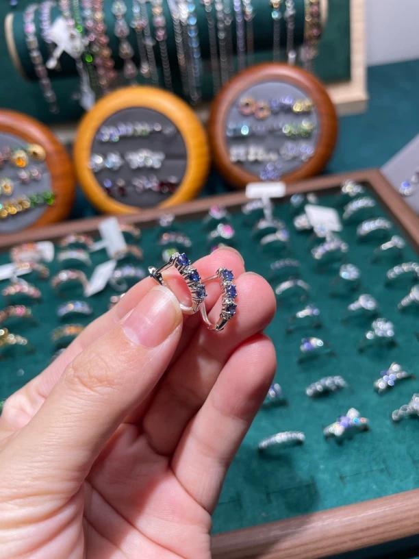 蓝宝石耳扣，排扣经典百搭