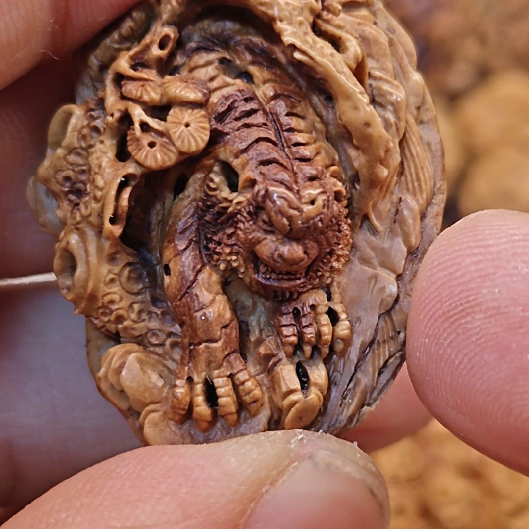 桃核纯手工雕刻下山虎（特价不退不换）