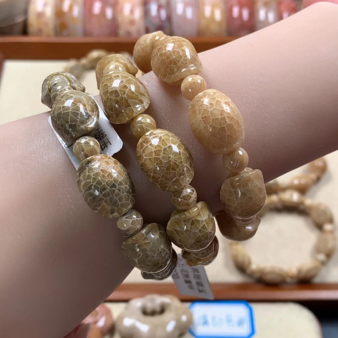 硅化珊瑚（珊瑚玉）龟背足球纹小万花手串320/条。未镶嵌