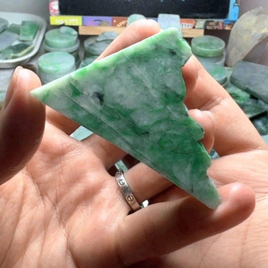 翡翠未镶嵌颈饰47533