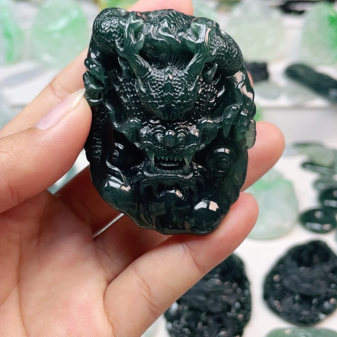 翡翠颈饰未镶嵌龙牌