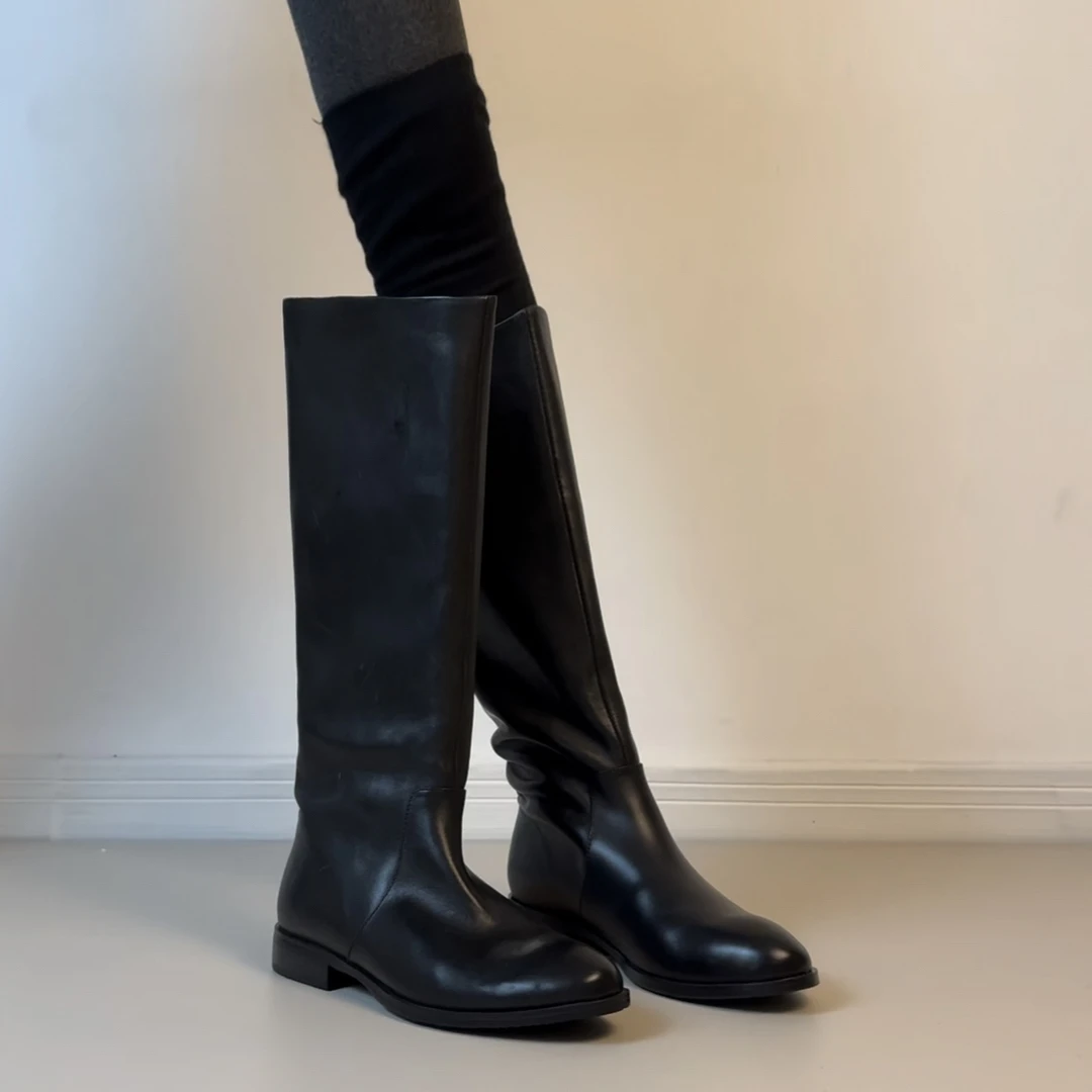 六也「休闲随性」3.5cm纯色圆头粗跟不过膝极简风真皮时装靴L1248