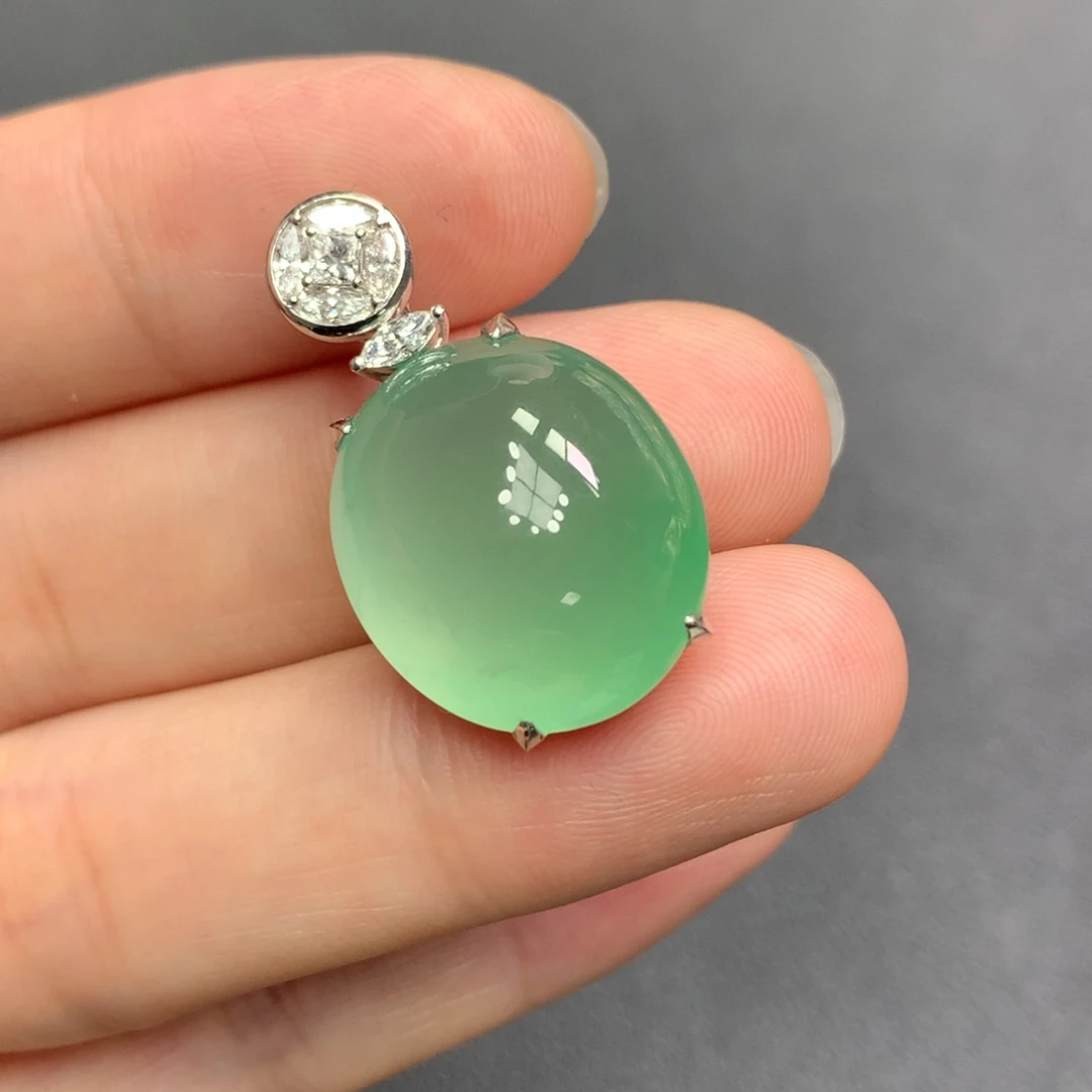 颈饰18K金镶嵌翡翠