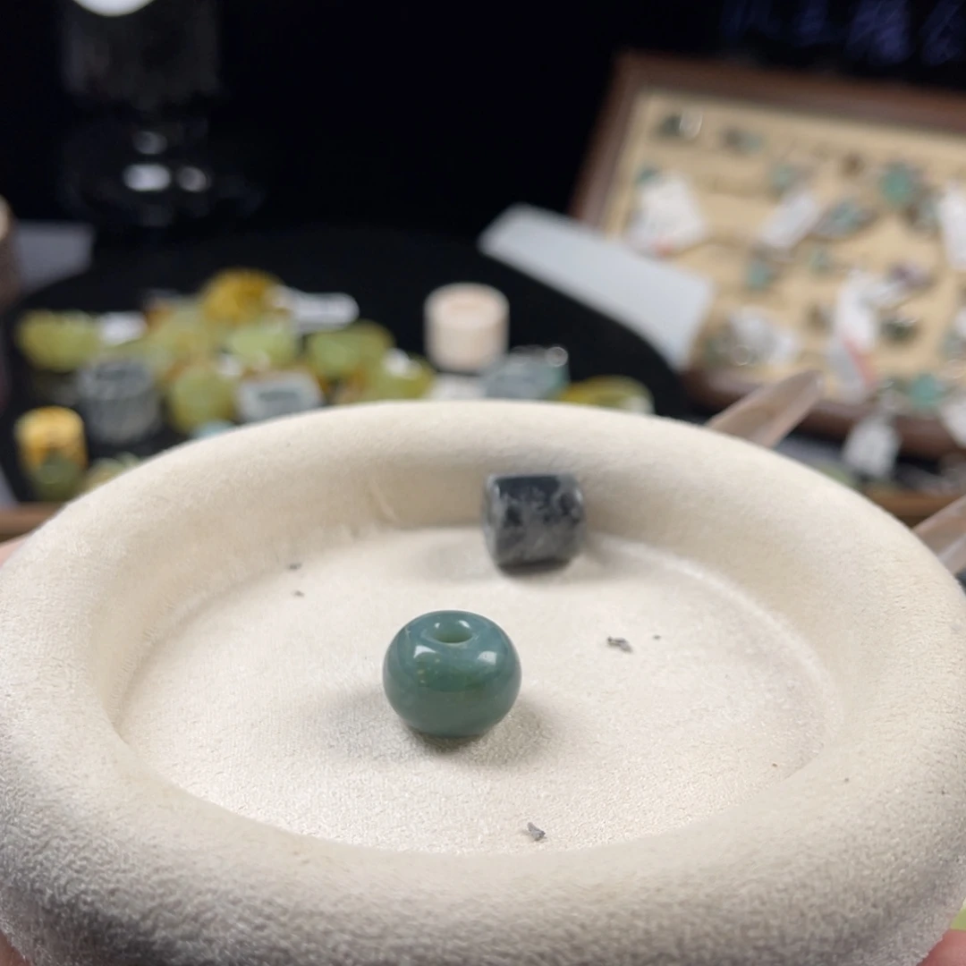 ****椒蛇纹石玉未镶嵌戒指