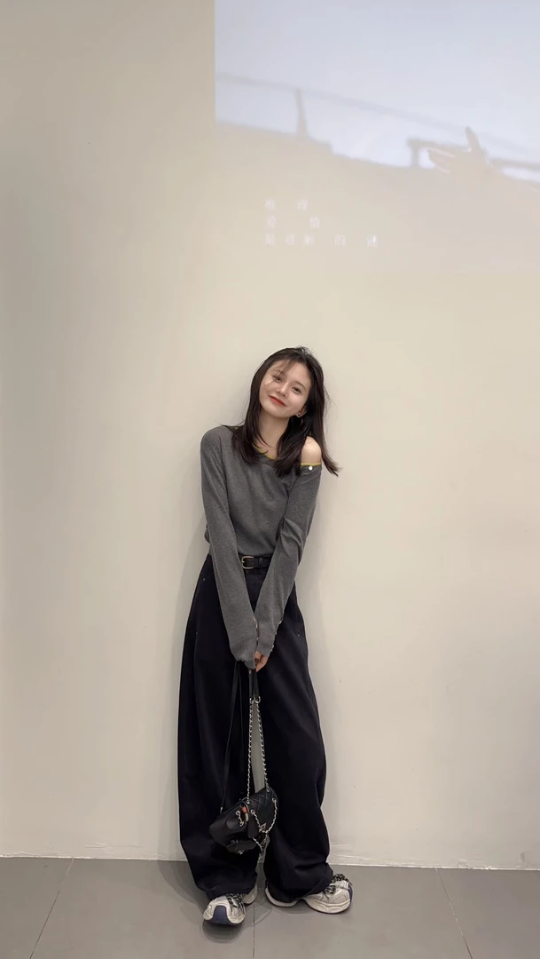 2025秋季新款韩系慵懒风设计感显瘦斜肩撞色针织上衣女百搭直筒裤