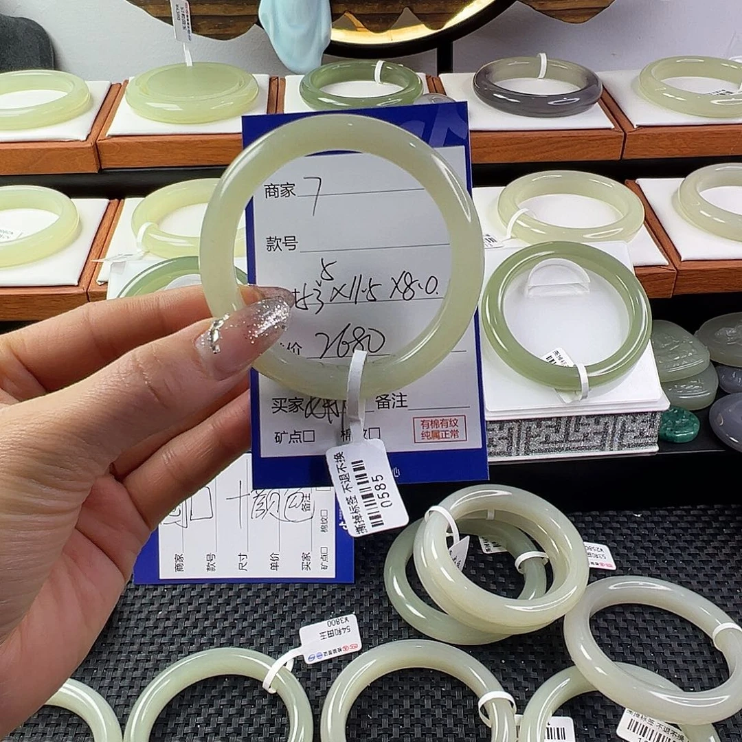 和田玉手镯未镶嵌?**?