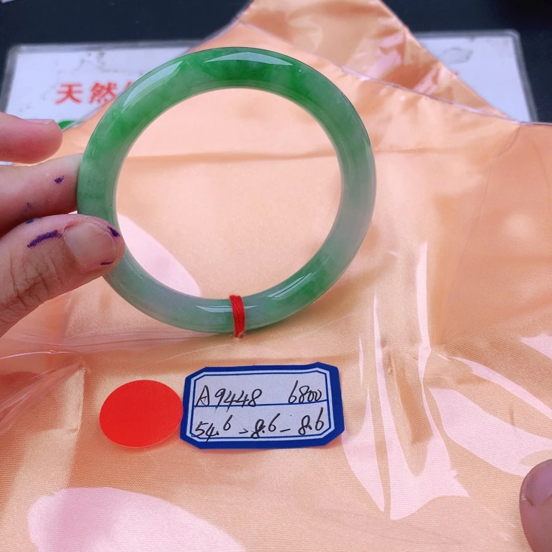 翡翠手镯未镶嵌翡翠