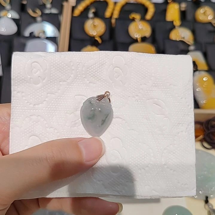 翡翠未镶嵌颈饰长寿桃