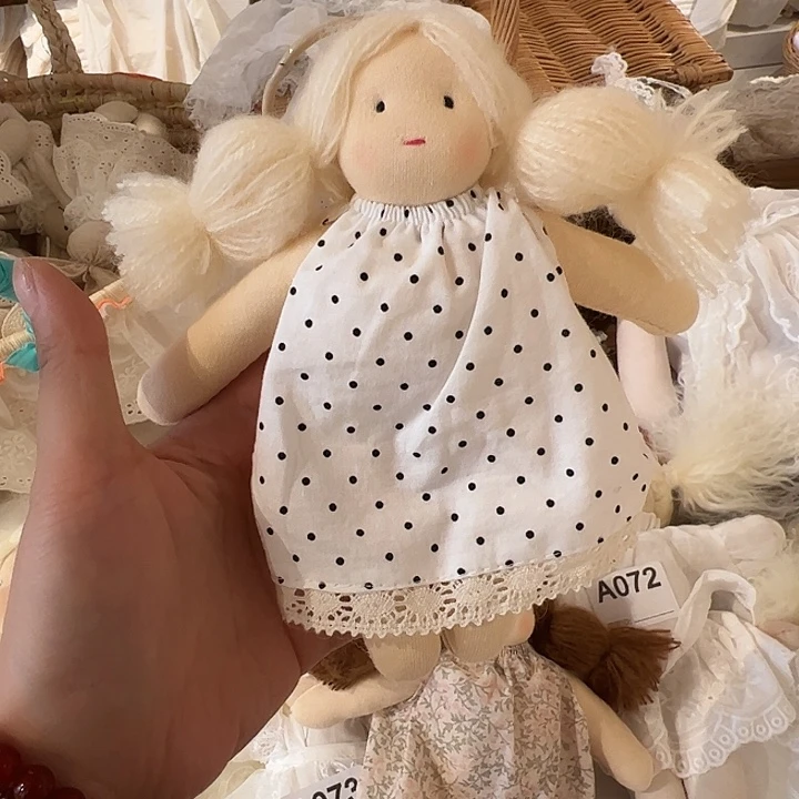 塑料波点娃娃挂件