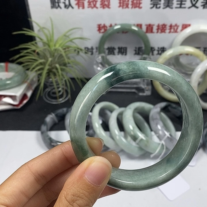 未镶嵌手镯翡翠46号。 55.3圈