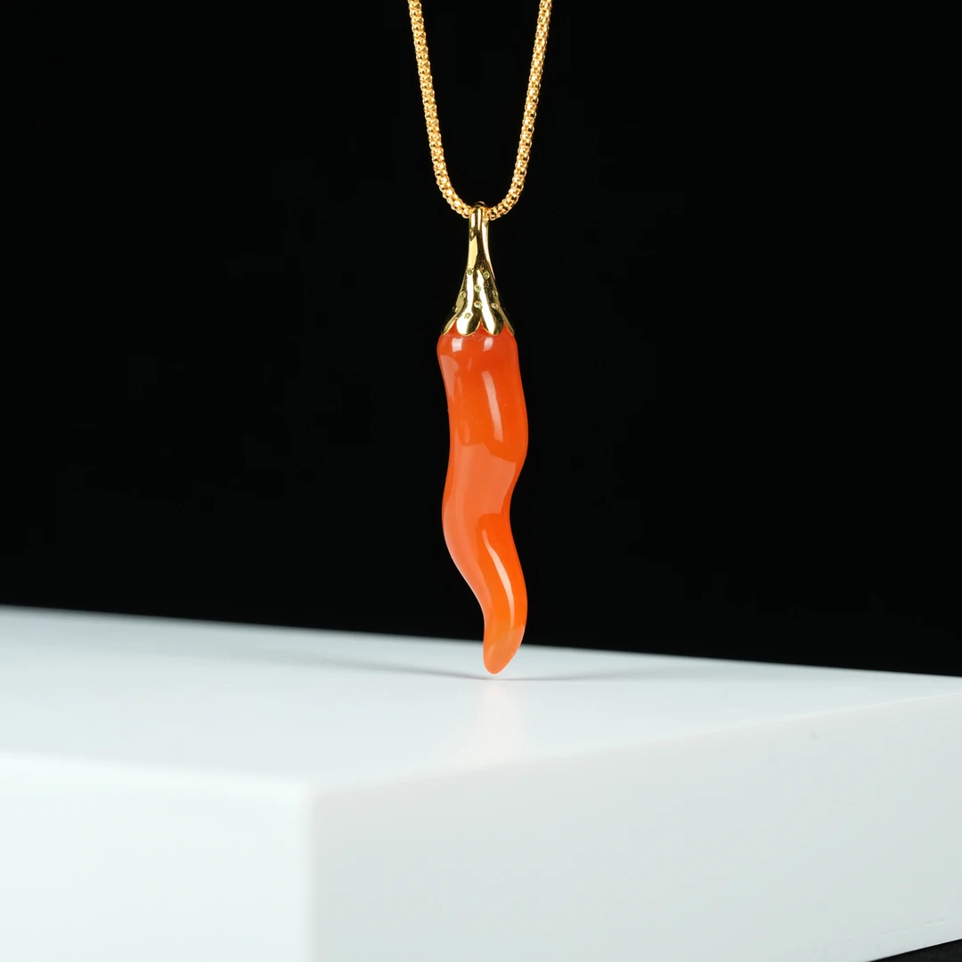 典藏级 原矿南红冰红随形辣椒吊坠  56*10*10mm± 18K金 H20208