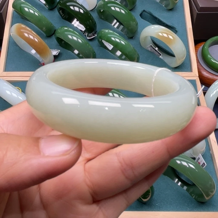 ****和田玉未镶嵌手镯