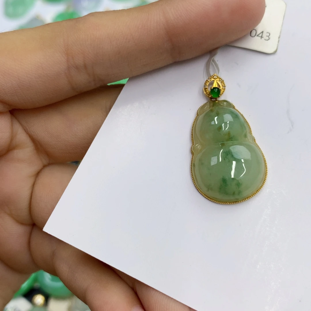 翡翠18K金镶嵌颈饰翡翠